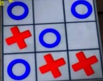 的连珠游戏,和五子棋类似,由于棋盘一般不画边框,格线排成井字故得名