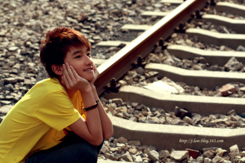  p>在《精灵歌》这本中短篇小说集中,麦洛洛以9个不同的故事,讲述9个