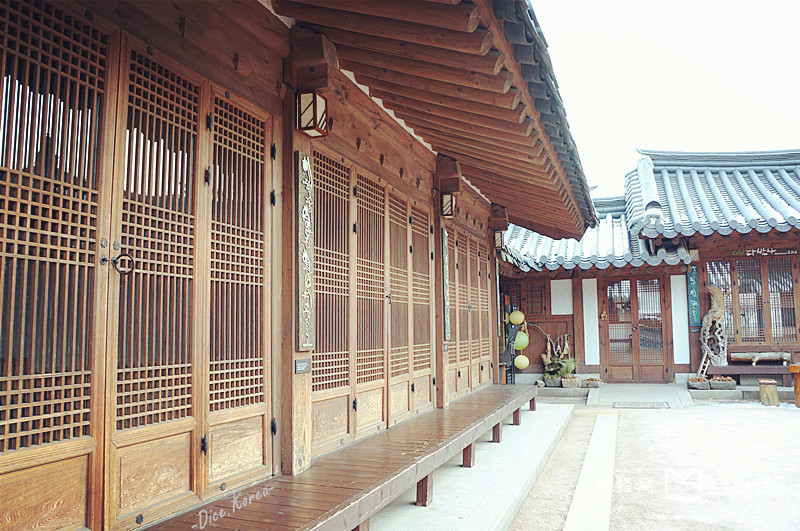 精选而出的朝鲜时代韩屋,经过搬迁和复原,组成了极富韵致的文化空间