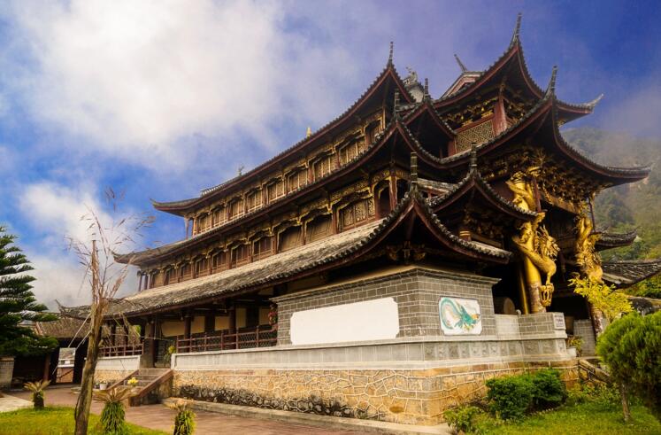  p>广允缅寺位于沧源县城勐懂镇大街北侧,俗称"学堂缅寺",始建于清代