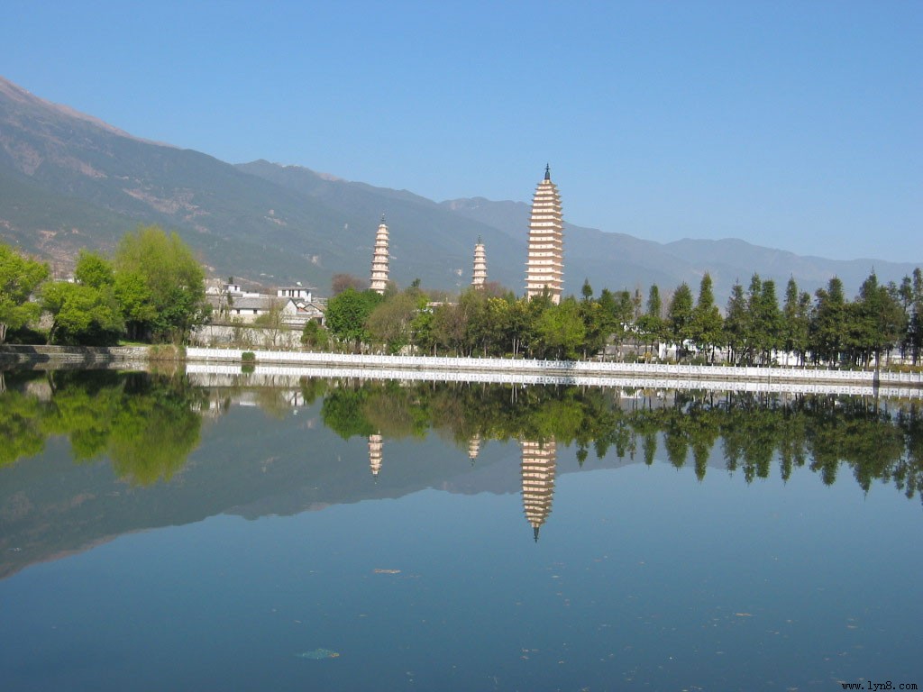  p>三塔倒影公园位于云南大理崇圣寺三塔以南1千米处,公园坐北朝南