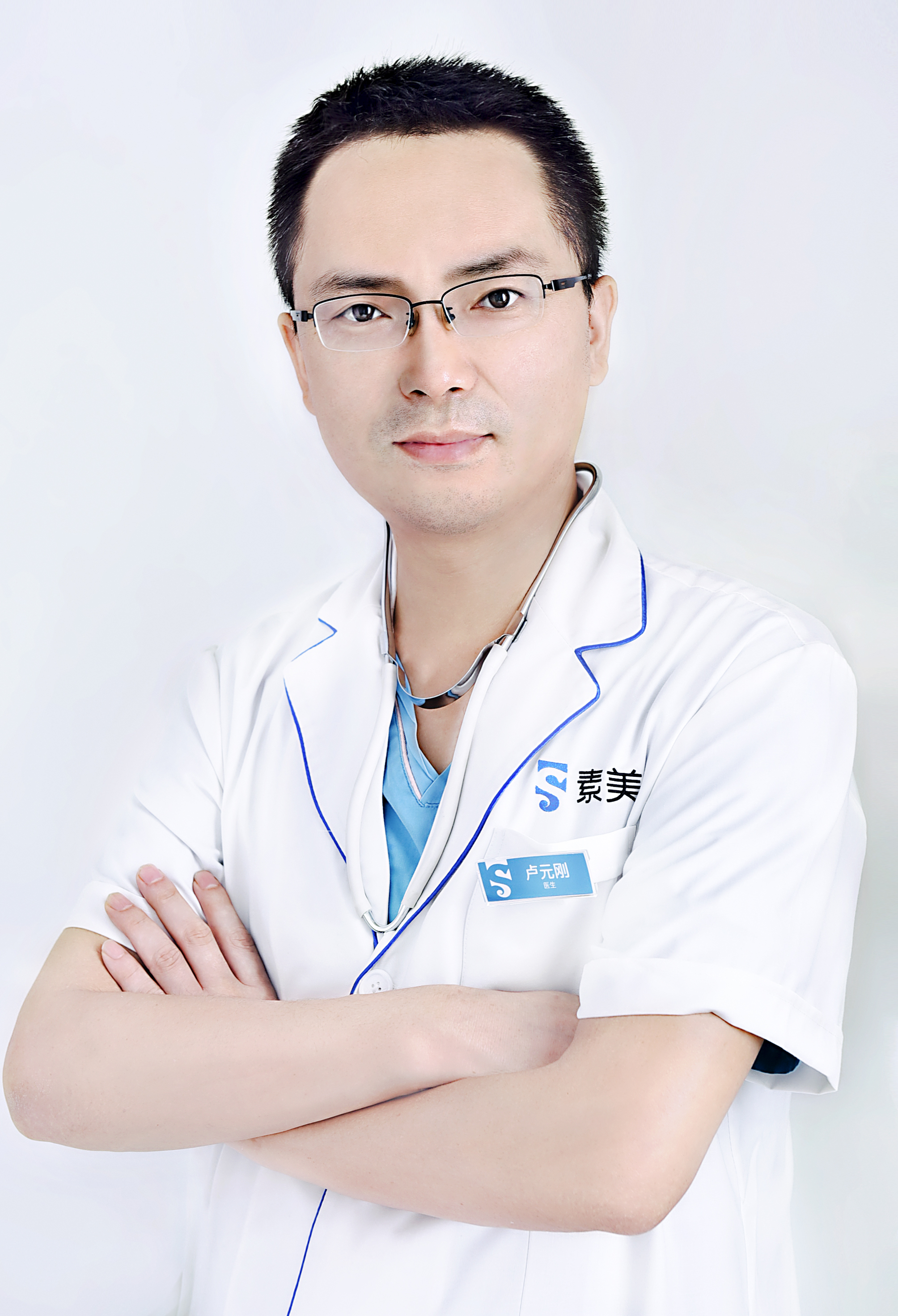  p>卢元刚是一名外科医生,就职于成都素美医疗美容门诊部. /p>