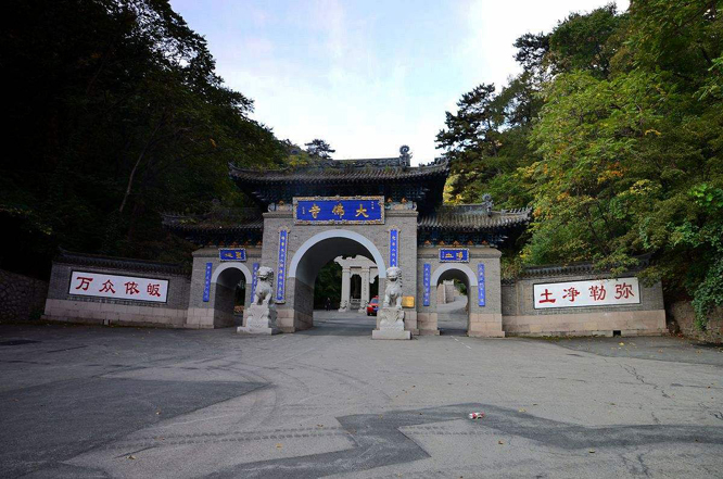  p data-id="gnwu9lfu9z">千山大佛寺原名南泉庵.