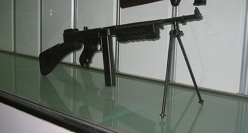 s7">汤普森冲锋枪(英文:thompson submachinegun,又称:汤姆逊冲锋枪