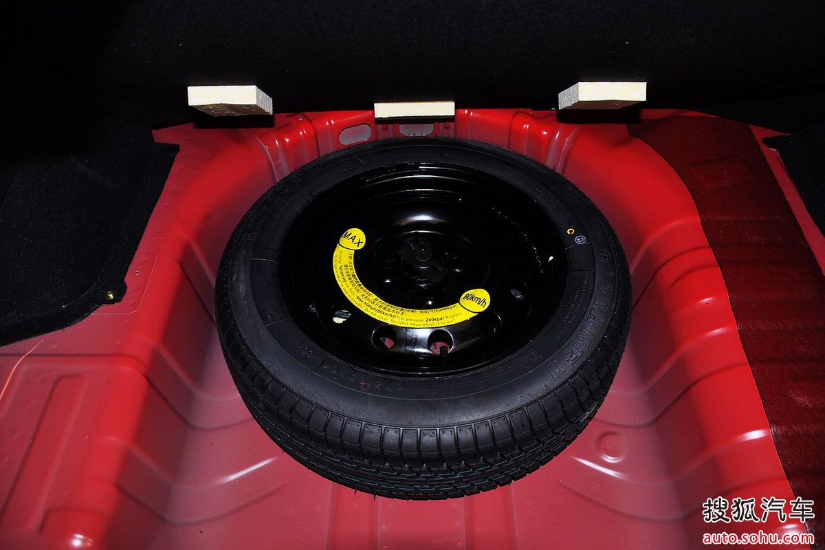 配置差异体现在豪华型多了一些配置,主要有铝制车轮,副驾驶席安全气囊