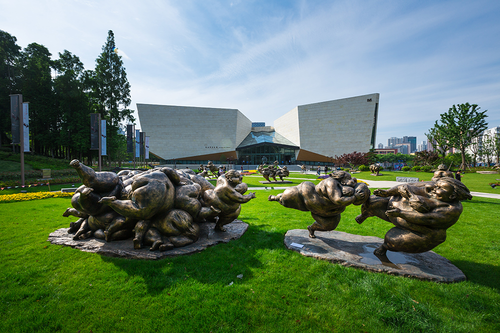 学院雕塑系,现为全国政协委员,中国美术家协会理事,广州雕塑院院长, a