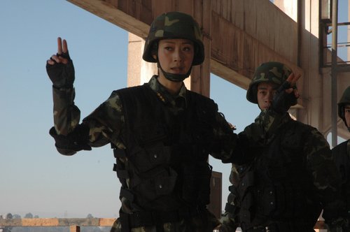 《英雄荣耀》是在南方电视影视频道播出的悬疑剧和 a target="_blank"