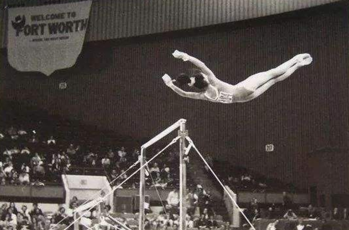  p data-id="gnwfsjgdo0">马燕红下指的是一种体操(高低杠)动作,在