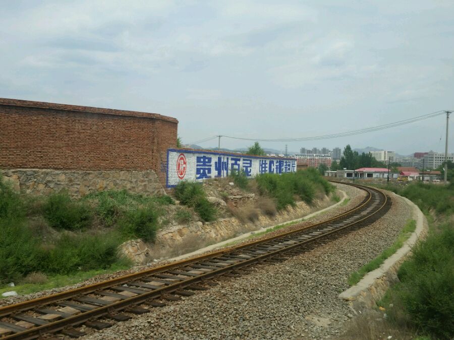 铁路(yebaishou-chifeng railway),原名叶峰铁路,南起锦承线叶柏寿站
