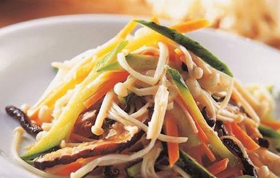 data-id="gn90ggnyeh">双菇凉瓜丝是一道美食,主要原料有凉瓜(即苦瓜)