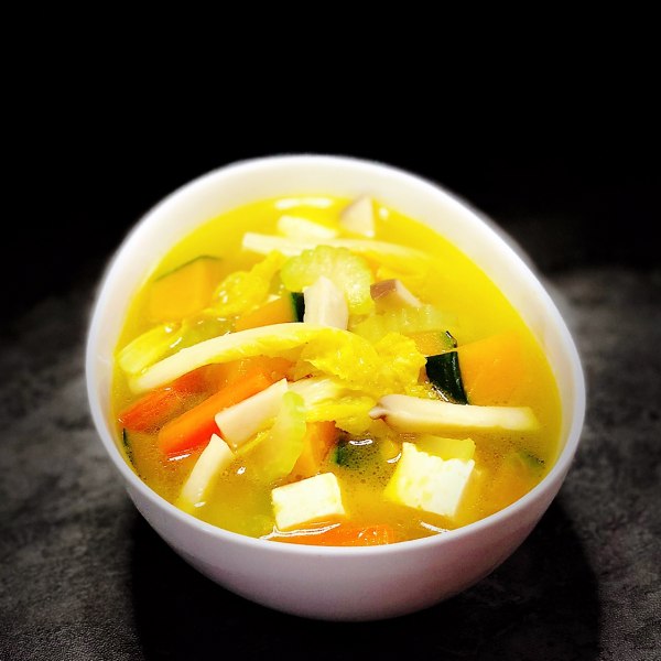  p>南瓜蔬菜汤是由南瓜为主要食材做成的一道菜品,属于家常汤. /p>