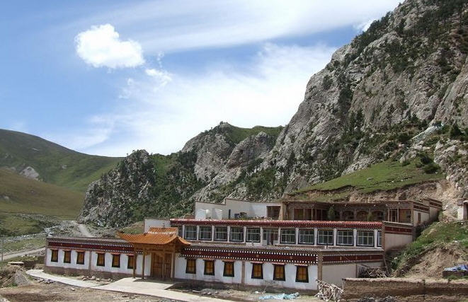 ">赛宗寺,全称"智改赛宗脱桑元丹达吉林",位于青海省海南藏族自治州 a