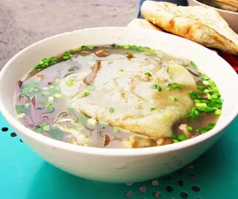  p>不翻汤,是河南省洛阳市的传统小吃之一,属于豫菜系;该菜品是一道以