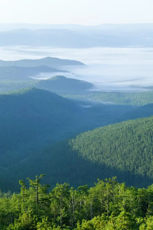  p>奥克里堆山,别名鲜卑山,位于内蒙古自治区根河市 a target="_blank