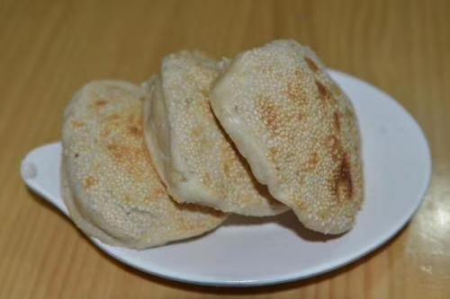  p data-id="gnzrkf8ig2">烧饼是河北省安国市传统小吃,历史久远,相传