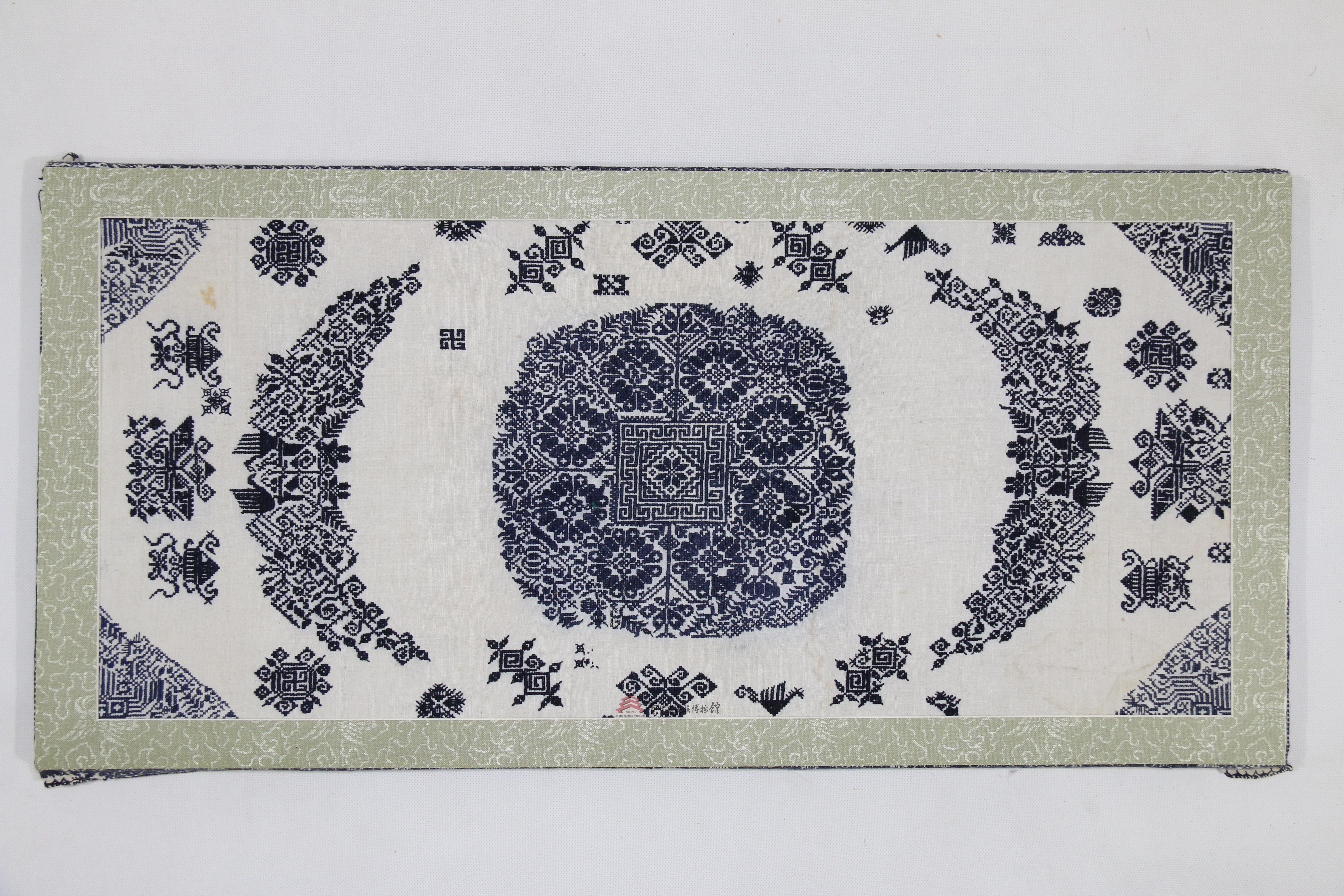 当代三穗苗族挑花蝶花纹绣片