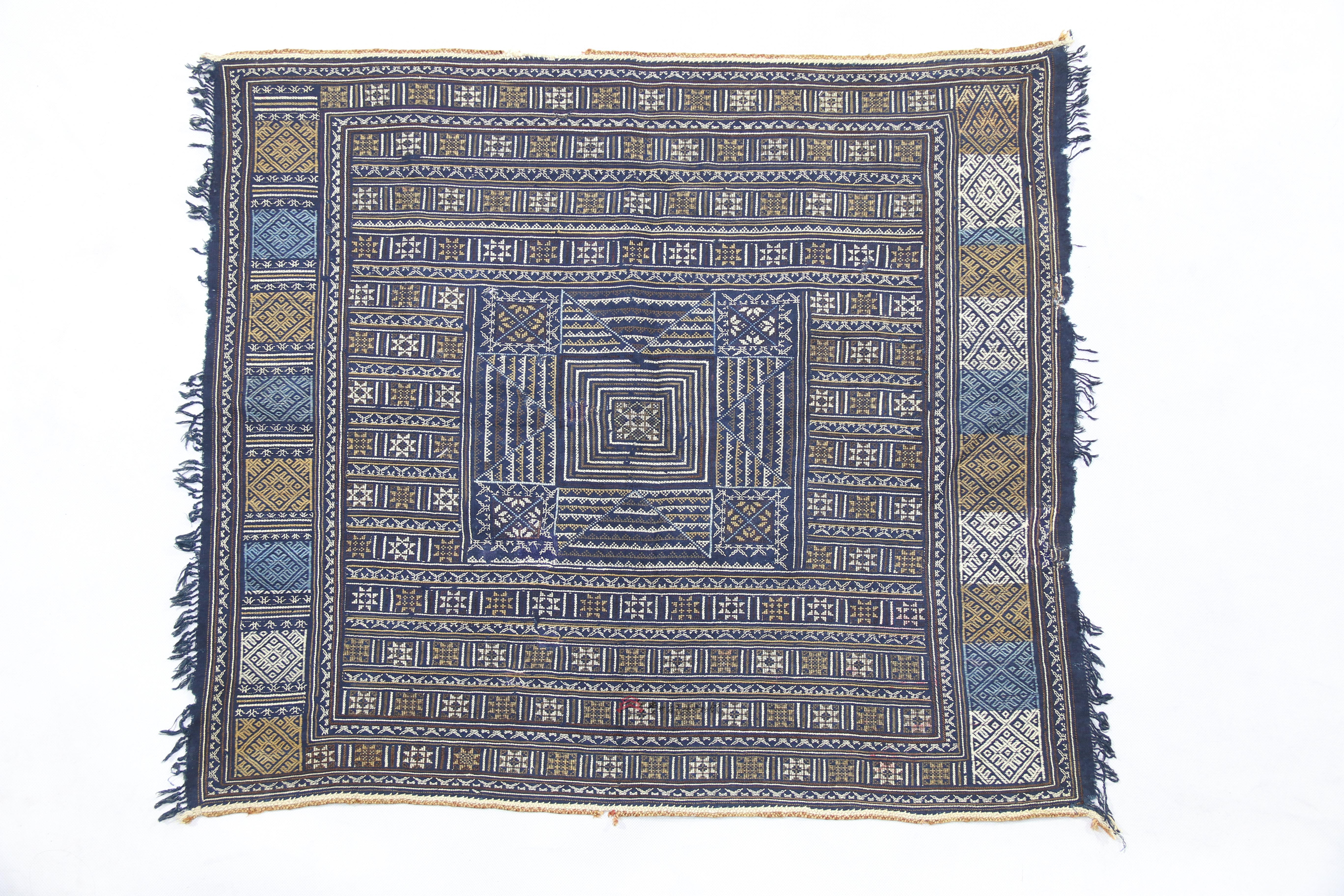 当代广西金秀瑶族织锦八角花纹流苏头帕