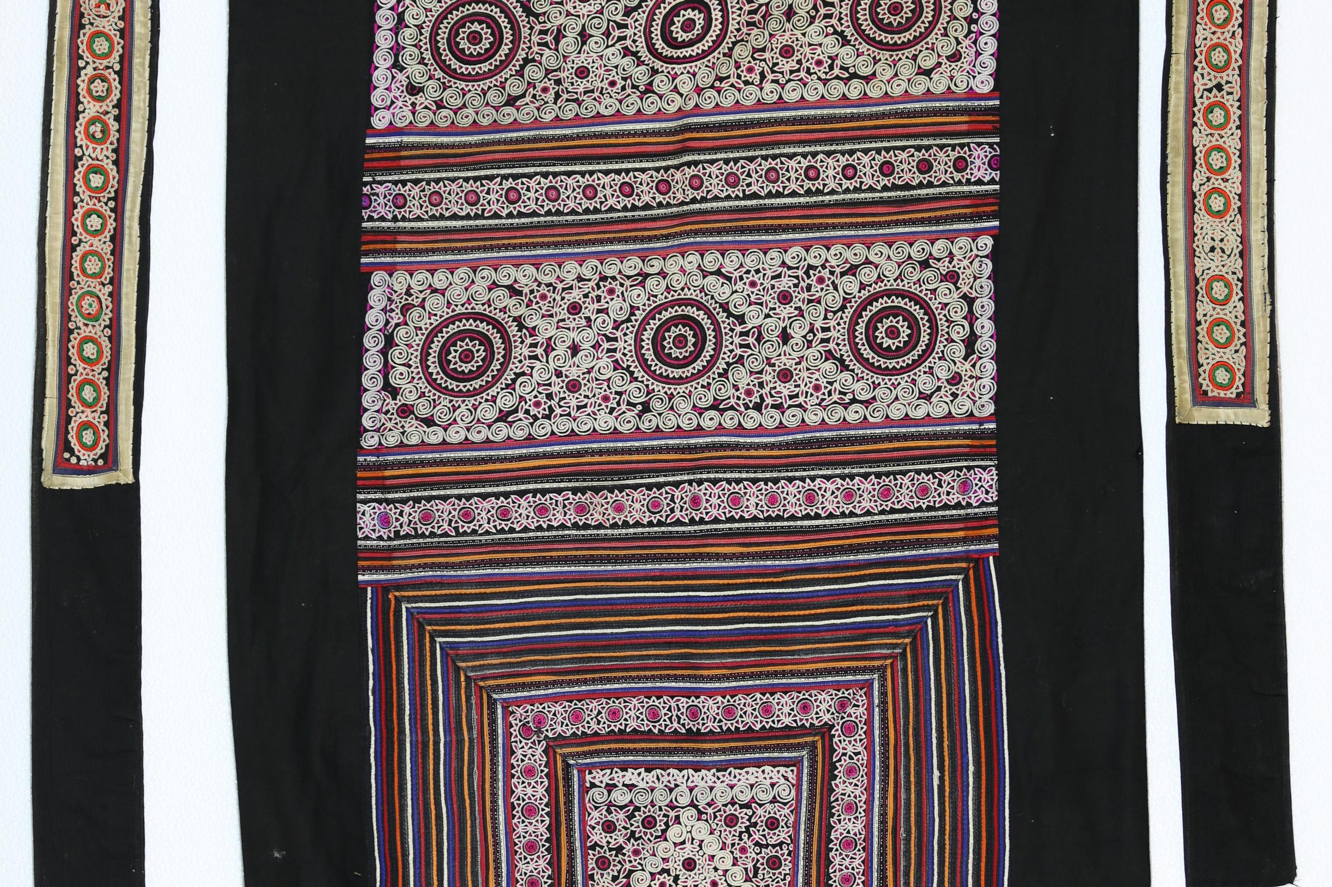 当代云南砚山苗族花卉太阳纹双针锁绣背带