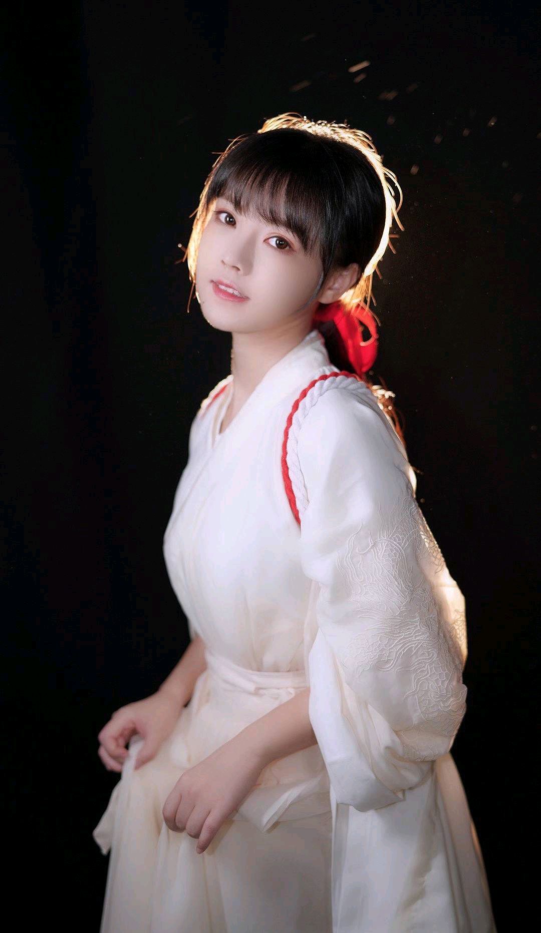  p data-id="gnvg9ukbnb">饭思思,出生于江西省