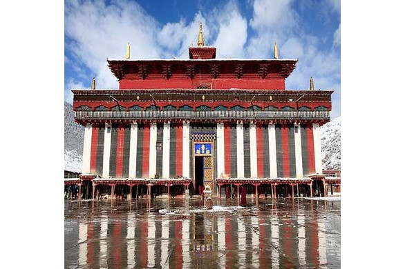 即类乌齐寺大殿,又称类乌齐寺,格培拉康,位于西藏自治区昌都市 a