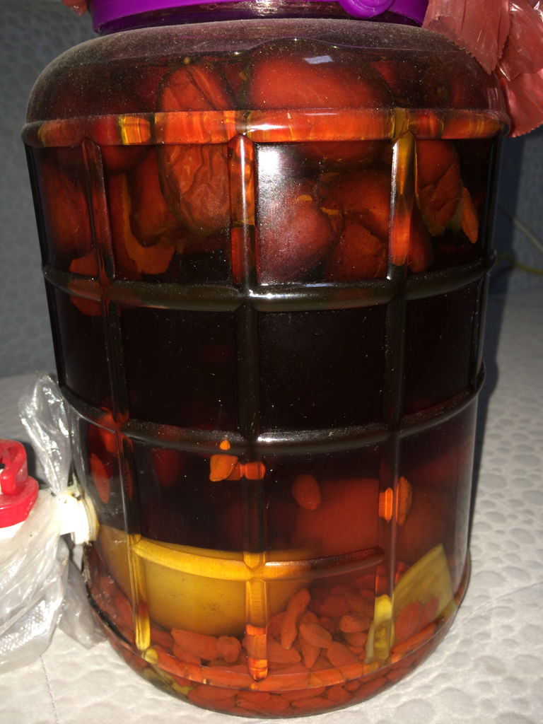  p>红枣枸杞酒是以枸杞,红枣,白烧酒为主料制作的药酒. /p>