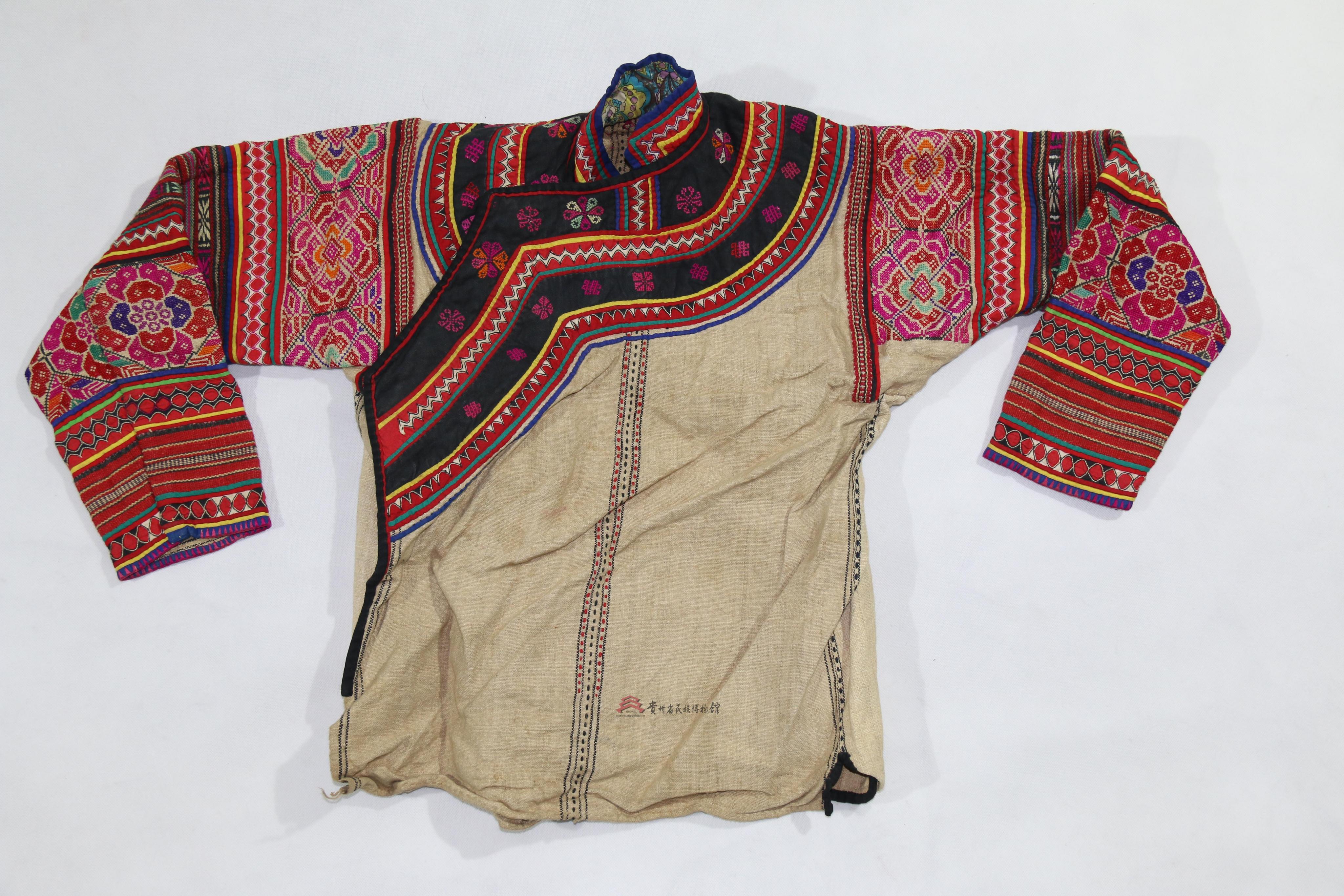 毕节苗族挑花八瓣花纹右衽衣是一件由贵州省民族博物馆通过征集而来的