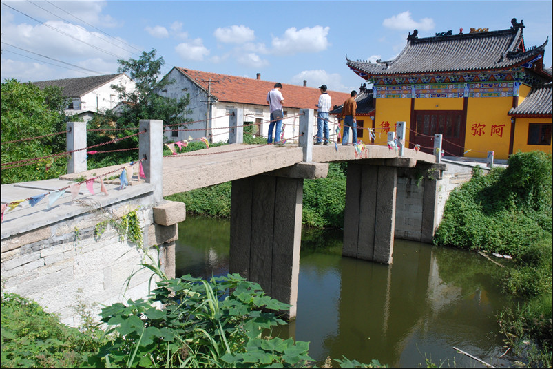  p> 扈云桥位于丹阳市皇塘镇蒋墅行政村青龙山,为石板桥,东西向,横跨