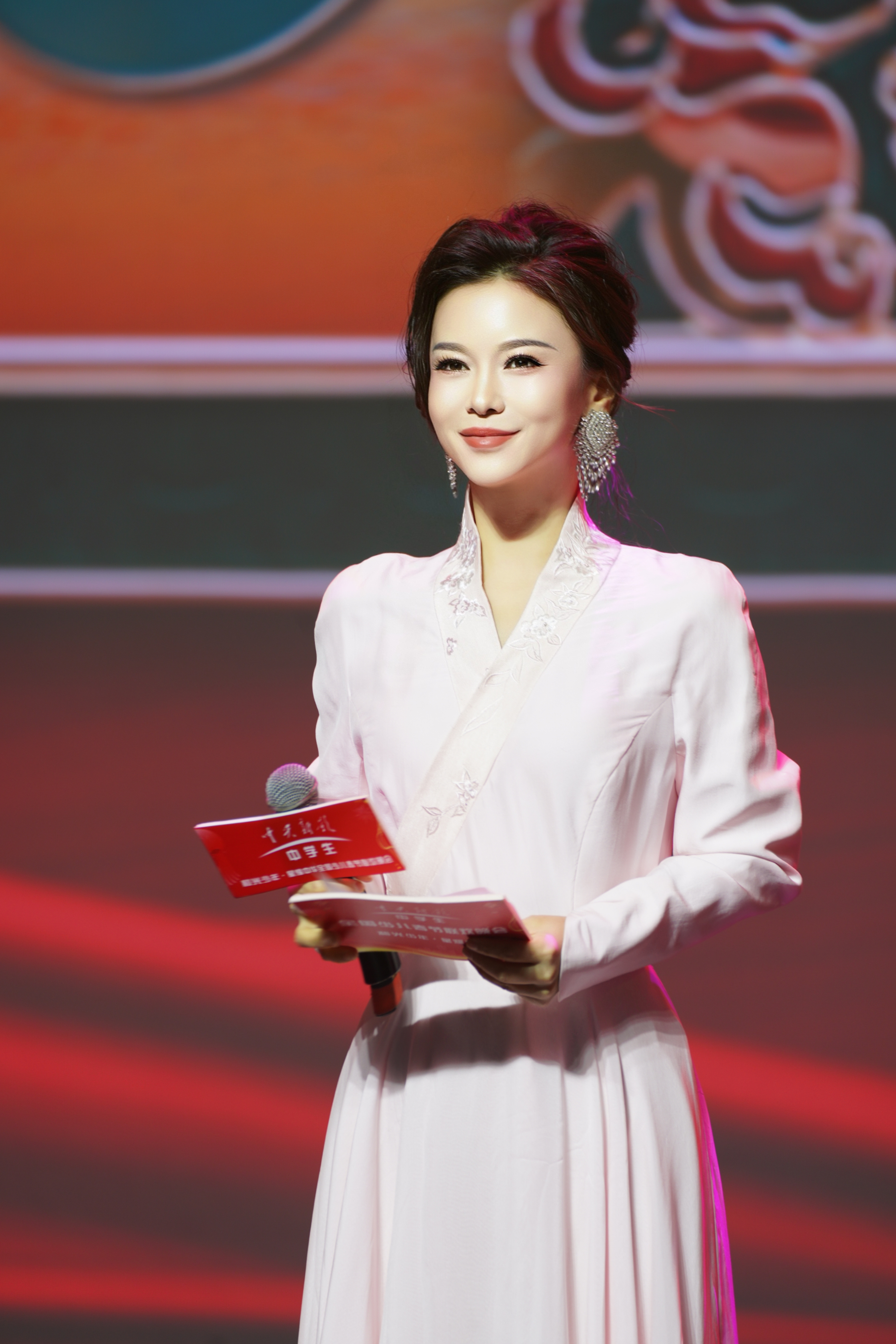 中国电视节目出品人,中韩英三语主持人,凤凰网