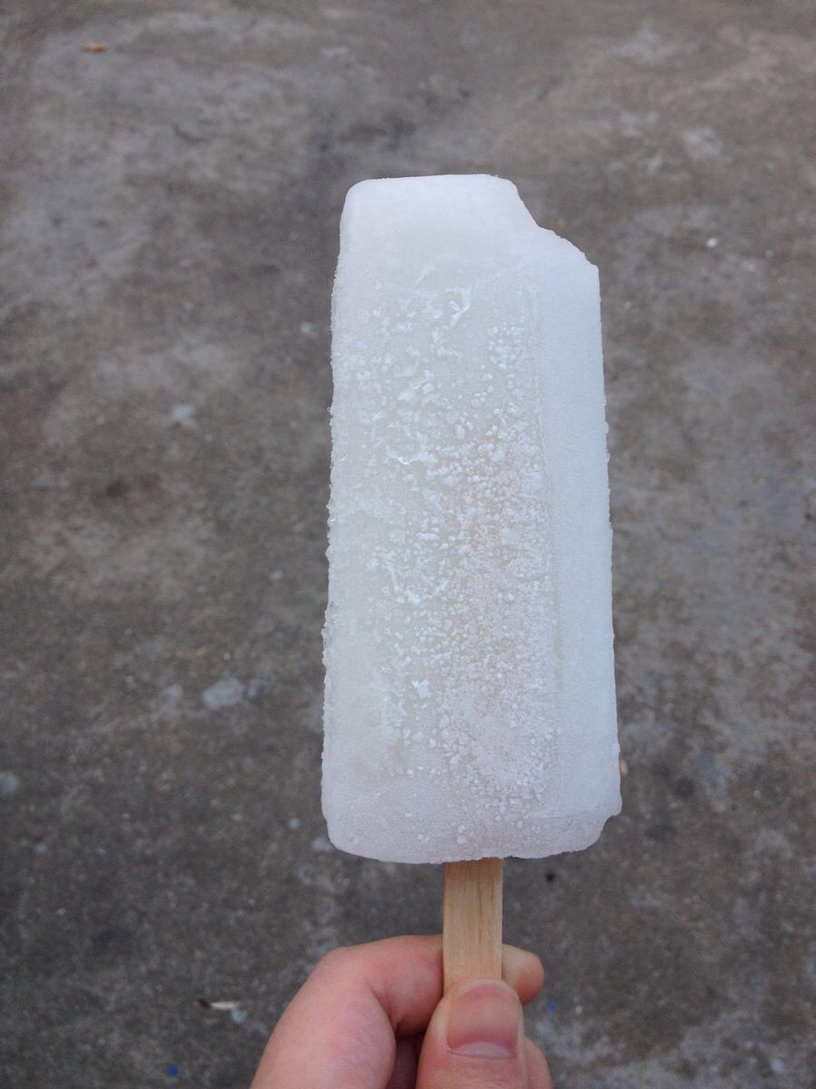 盐水冰棒是以淀粉,蜂蜜,柠檬汁为主要食材,利用冰棍模具制作而成的