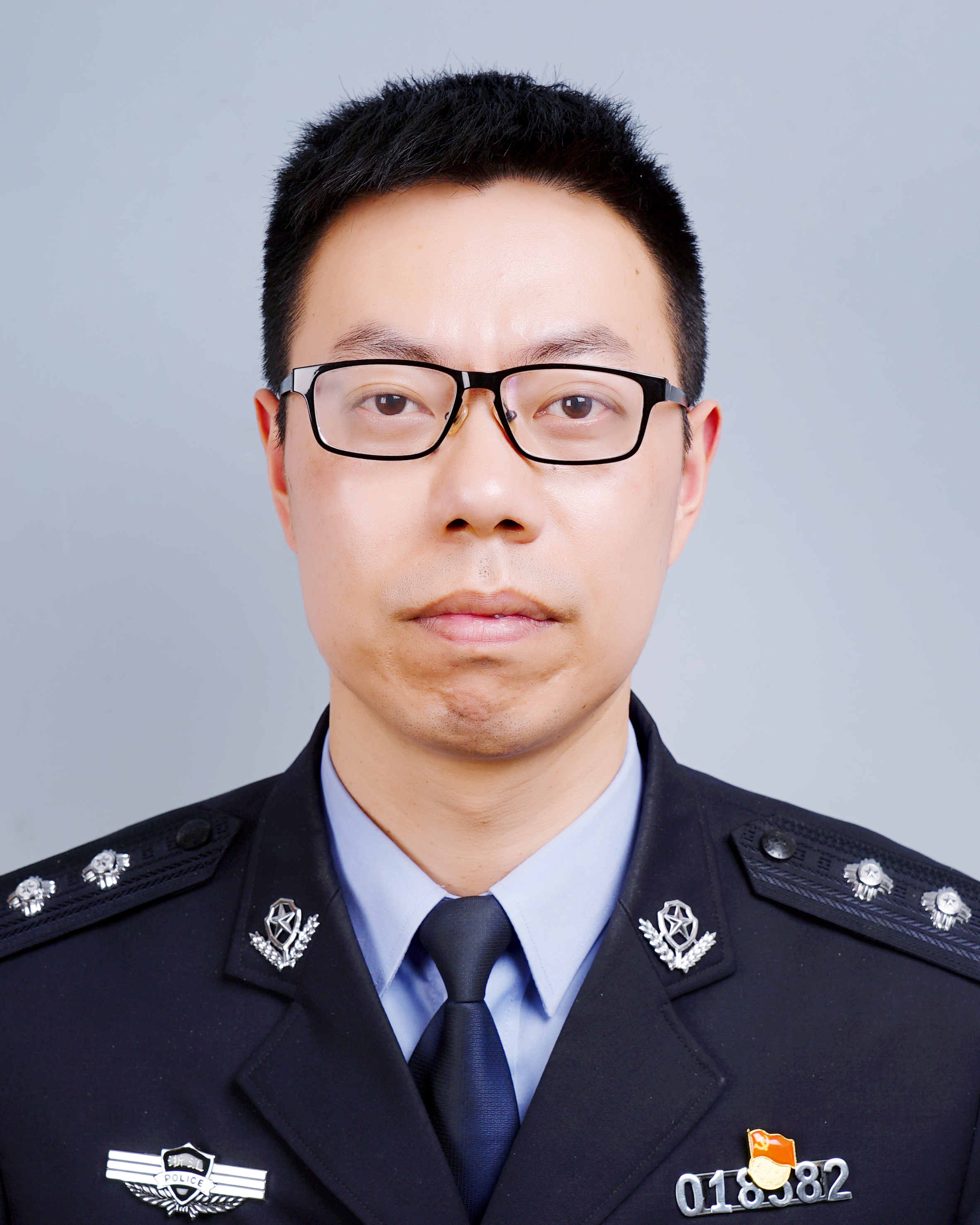  p>章俊,男,1977年4月生,汉族,浙江桐庐人.