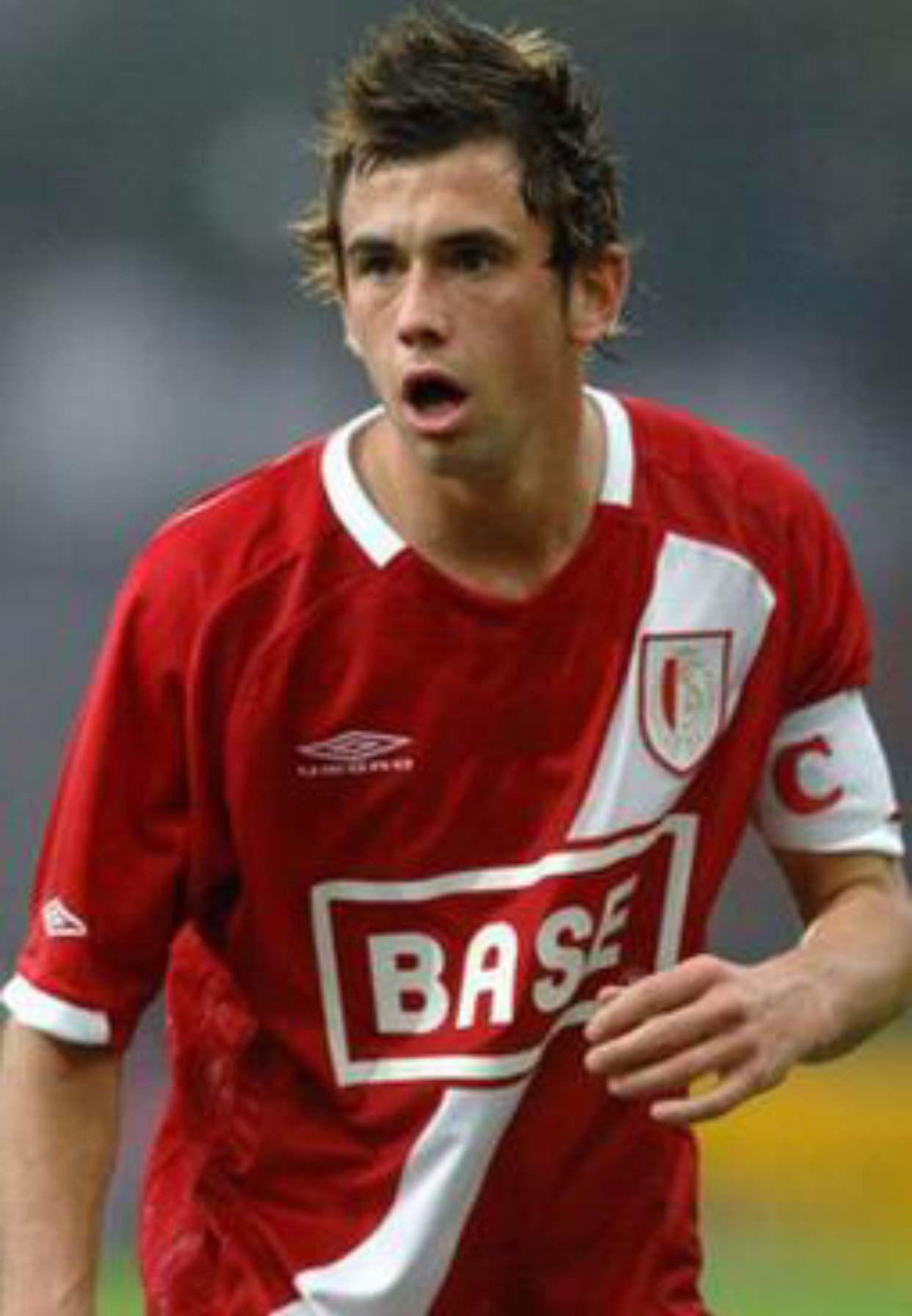 比利时职业足球运动员,场上司职前腰,中后卫或后腰,曾效力于标准列日