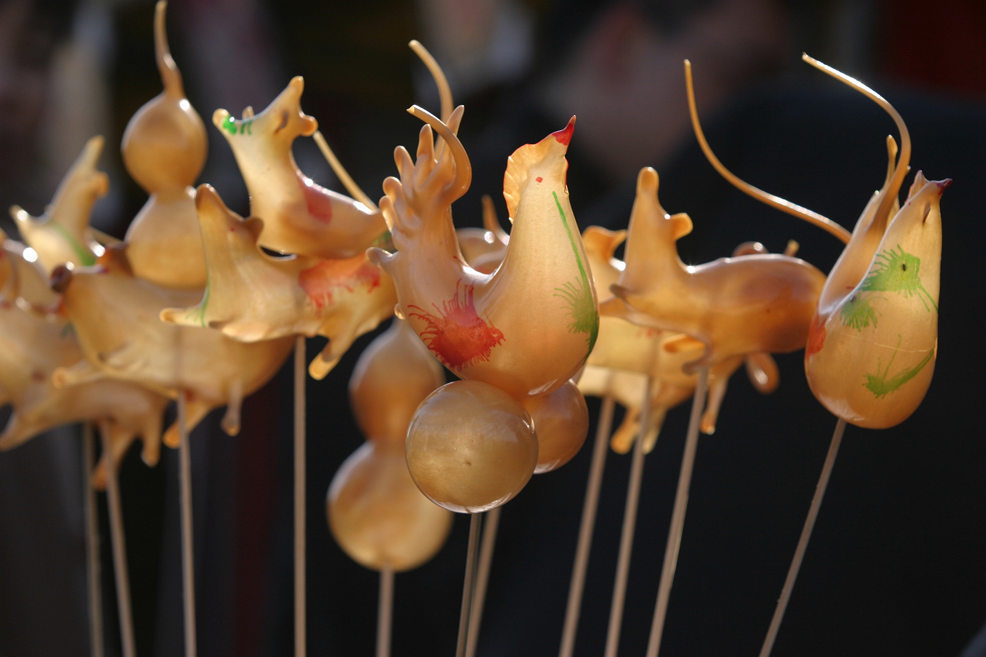  p>吹糖人是旧时北京的一个行业,北京话为"吹糖人儿",中国民间手工艺