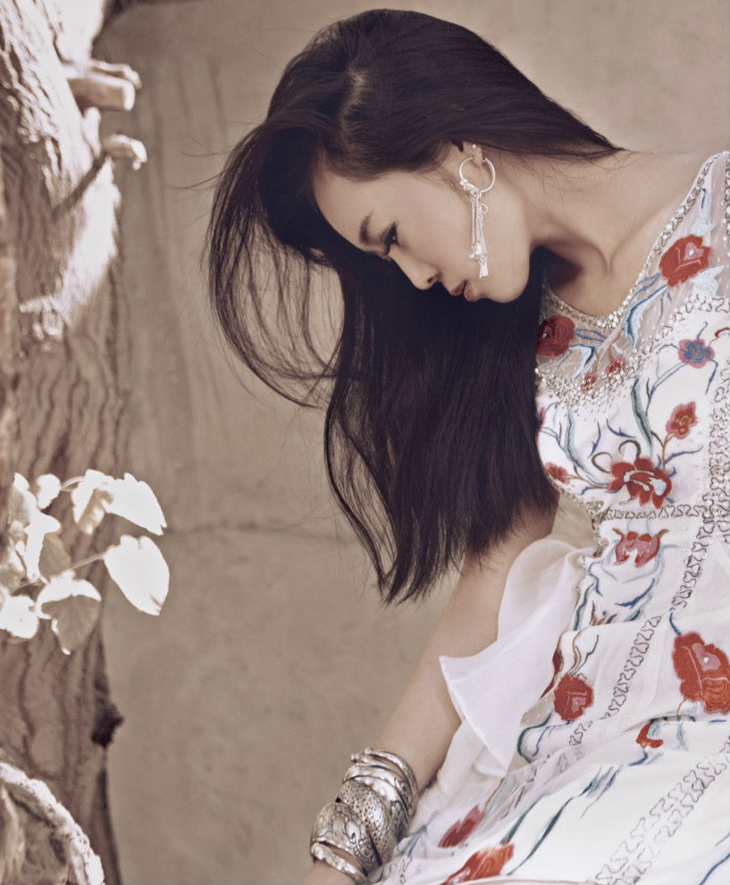  p>云朵,原名谢春芳,羌族,1987年2月7日出生于四川省阿坝藏族羌族自治