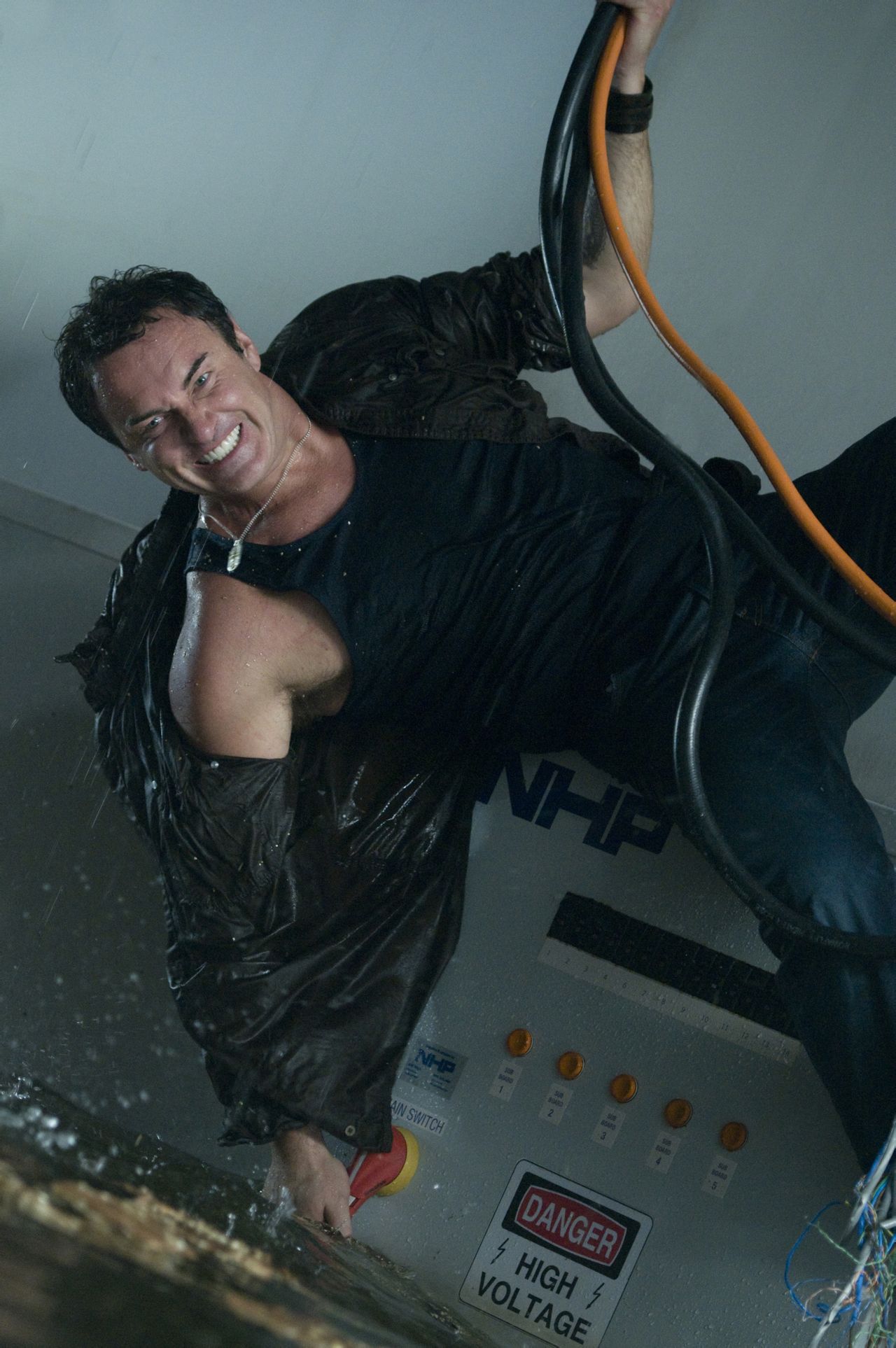  p>《大海啸之鲨口逃生》是由云南电影集团有限责任公司,北京光线影业