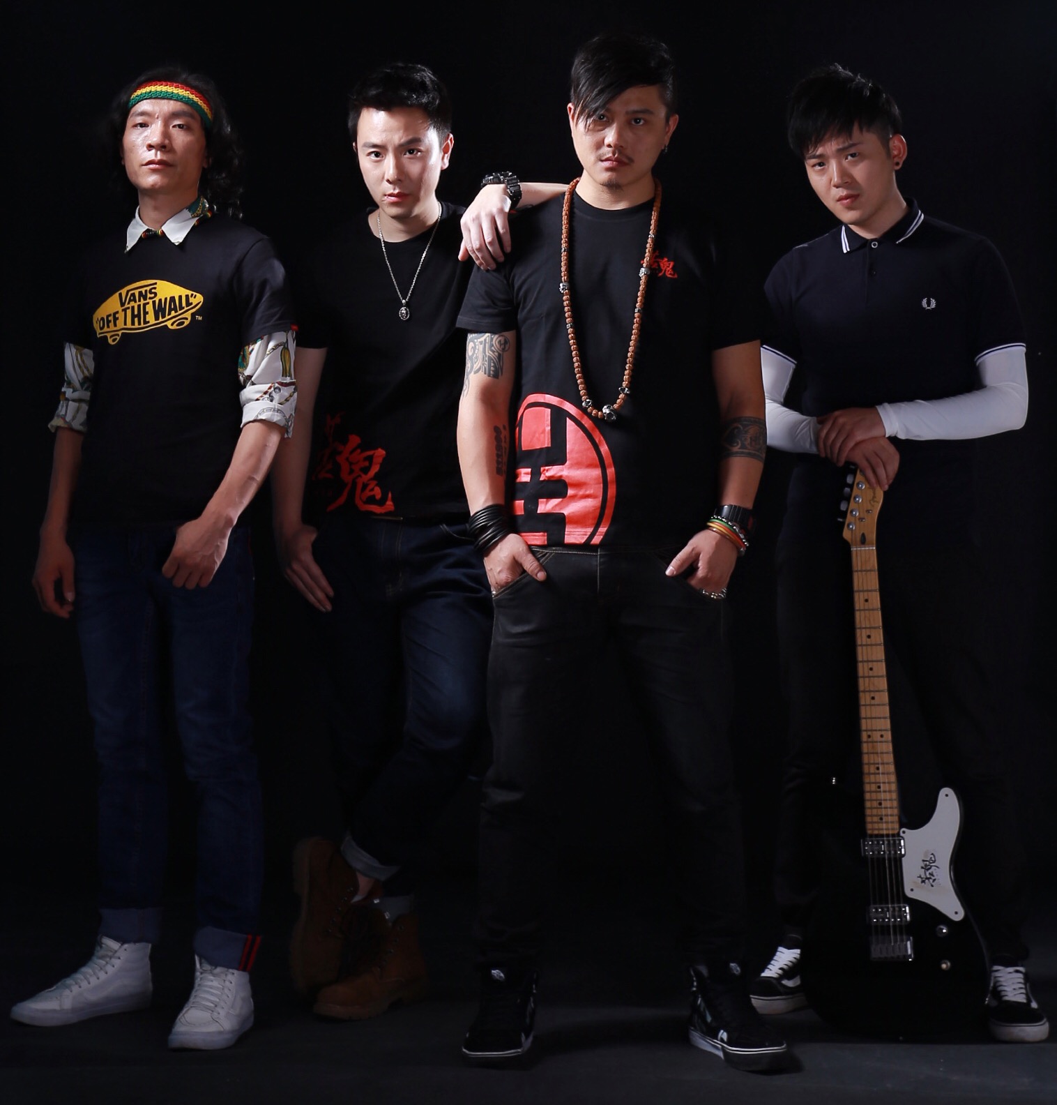 苦鬼,1984年4月8日出生于湖南省常德市,中国内地男歌手,苦鬼乐队主唱