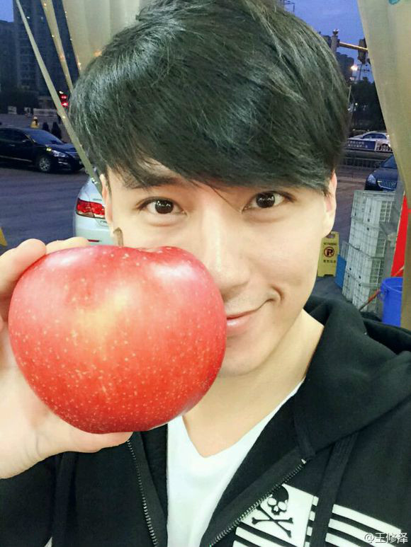  p data-id="gncncng344">王羿均(原名王修泽)