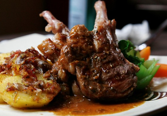  p>黄油新西兰羊扒是一道美食,主料为新西兰羊排,辣黄油,冷番茄酱.