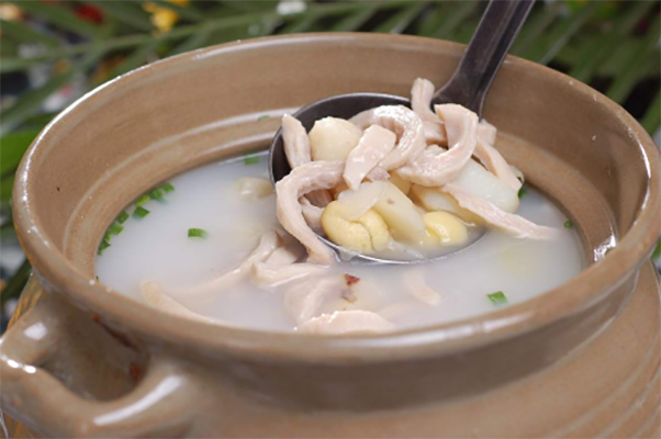 它的主要原料有猪小肚,主要配料有白果,姜等,通过炖煮的方法制作而成.