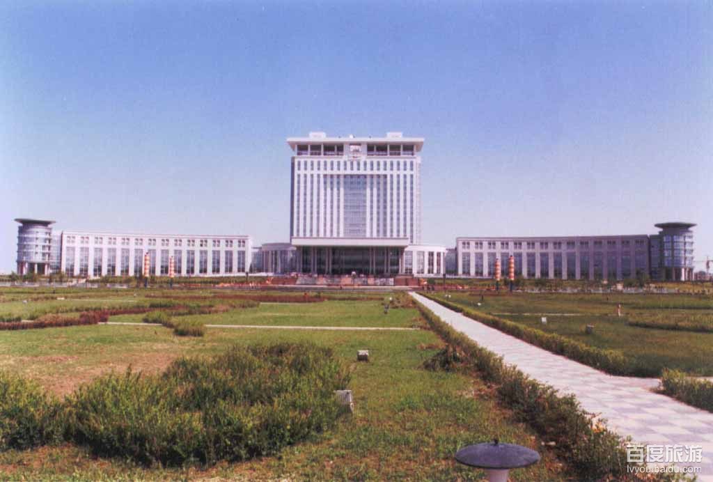 有个杂花生树,滴翠泼彩的秀丽广场,她就是石河子市中心的游憩广场