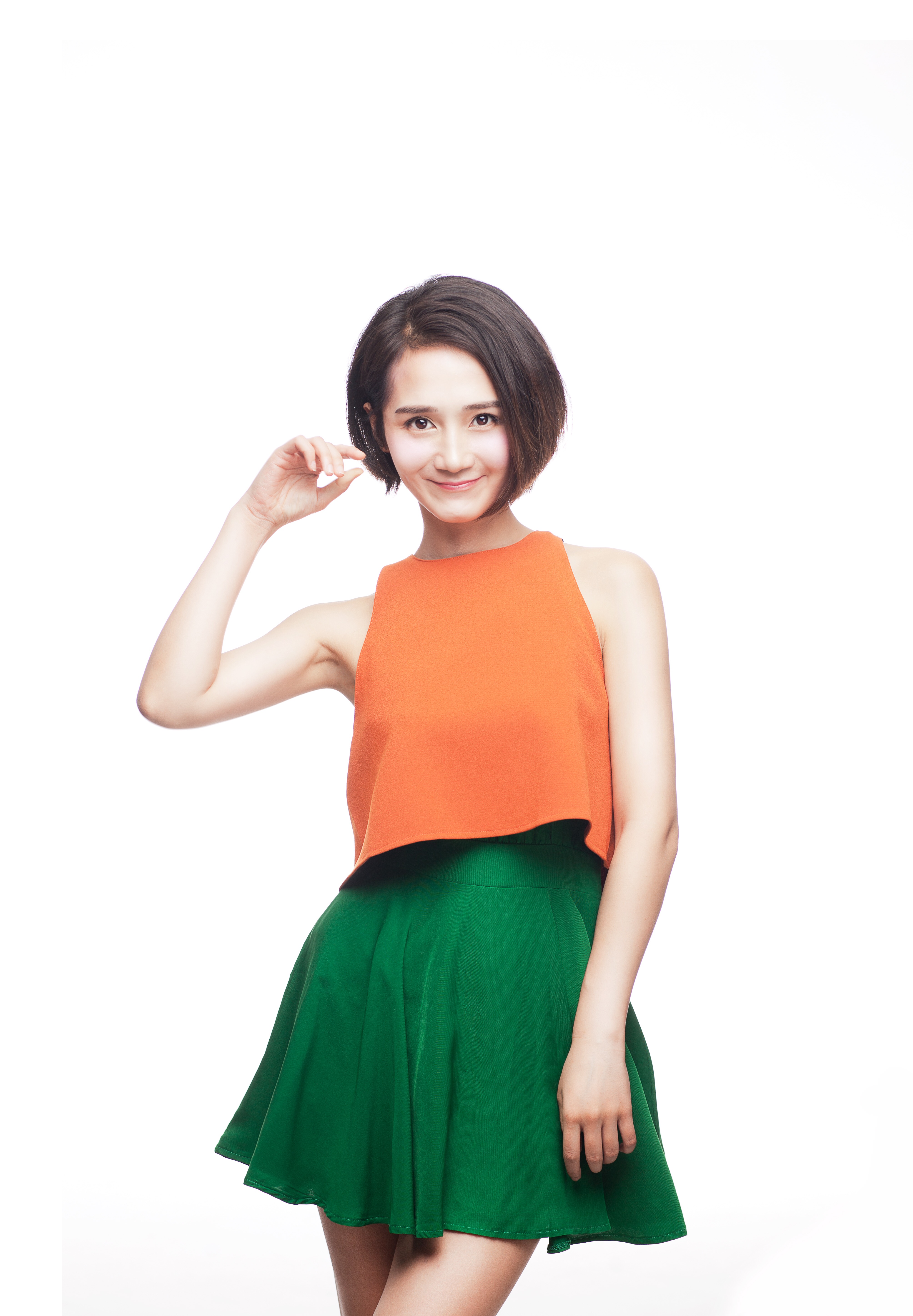 原名黄婧,出生于黑龙江省,毕业于上海戏剧学院表演系,中国内地女演员