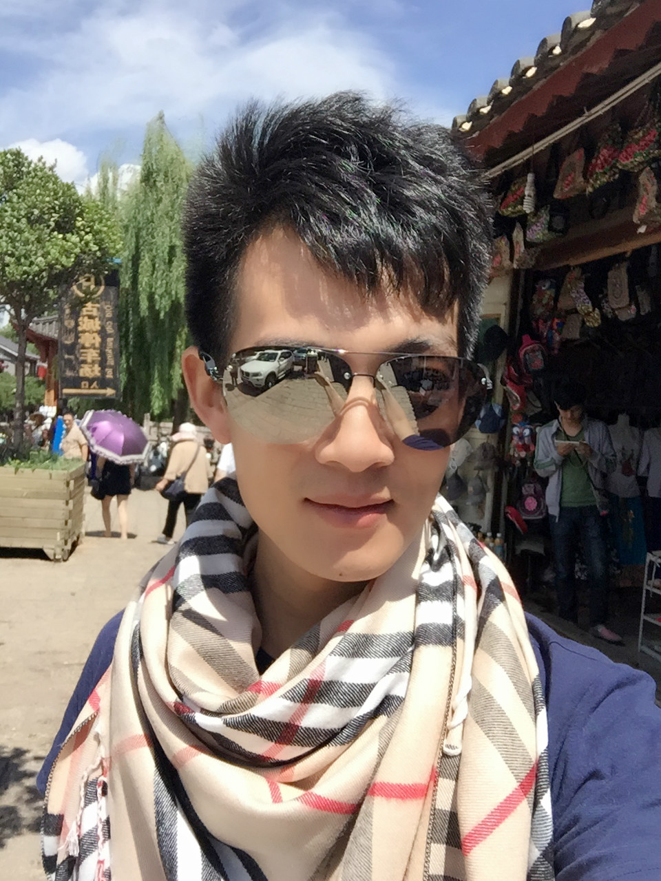  p>雷华锋,本名雷华丰,偶像作家,青年作家,演员艺人,资深媒体人,80后