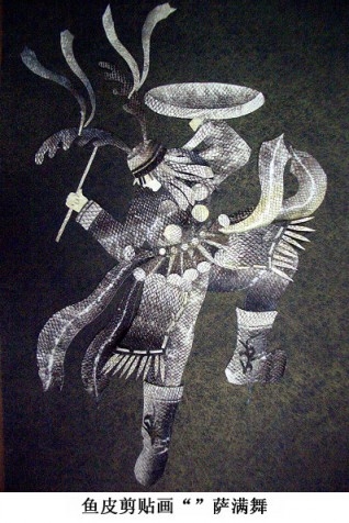  p data-id="gnbtqbqp1w">鱼皮画是赫哲族特有的艺术品.
