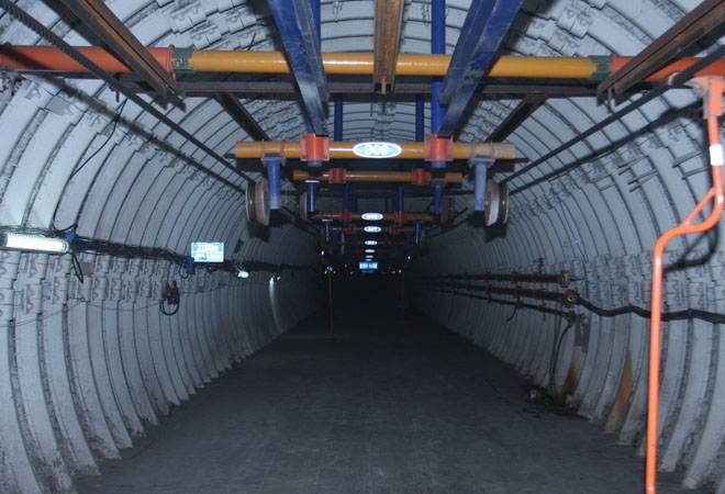 装矿硐室按装载和转载设备可分为放矿闸门硐室,板式给矿机硐