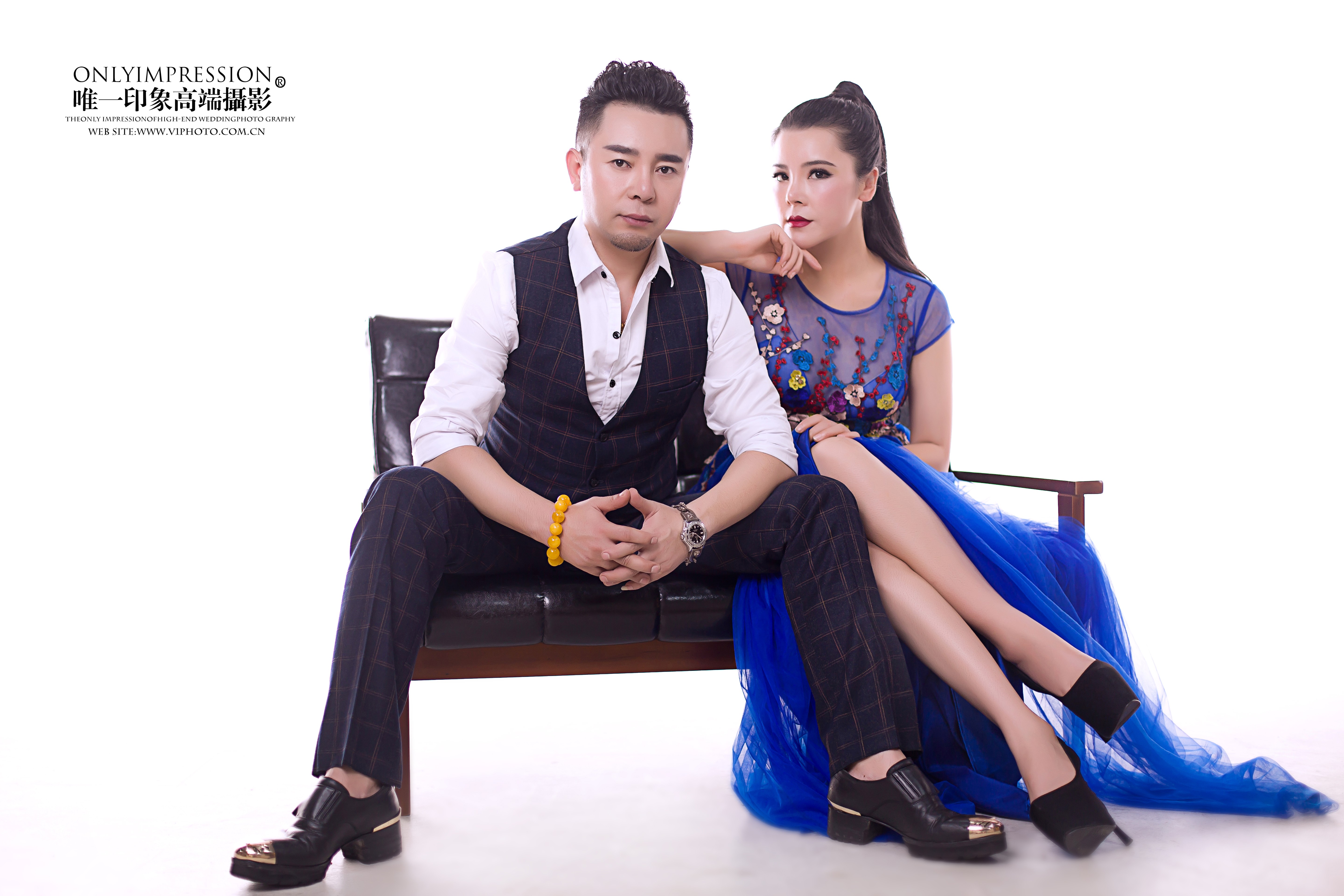  p>雪山之巅 是中国大陆音乐组合 ,成立于2015年6月16日,由董阳和格桑