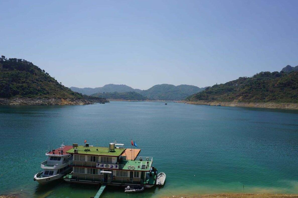  p>大洋湖,即大洋水库,位于大洋镇西五公里的深山峡谷间,七十年代建成