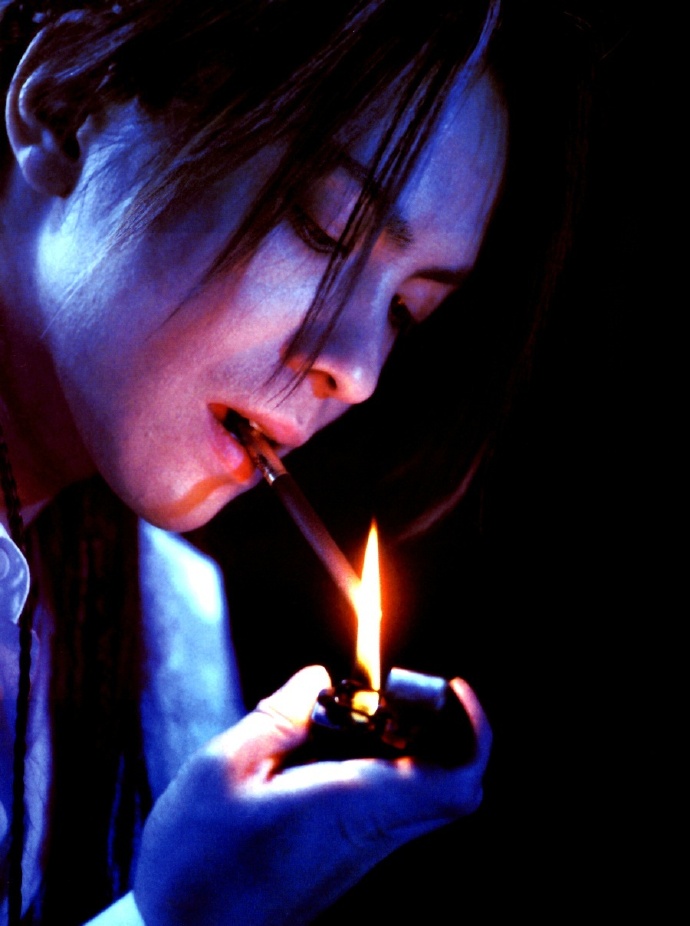  p>hyde,本名"宝井秀人",1969年1月29日出生于日本和歌山县和歌山市.