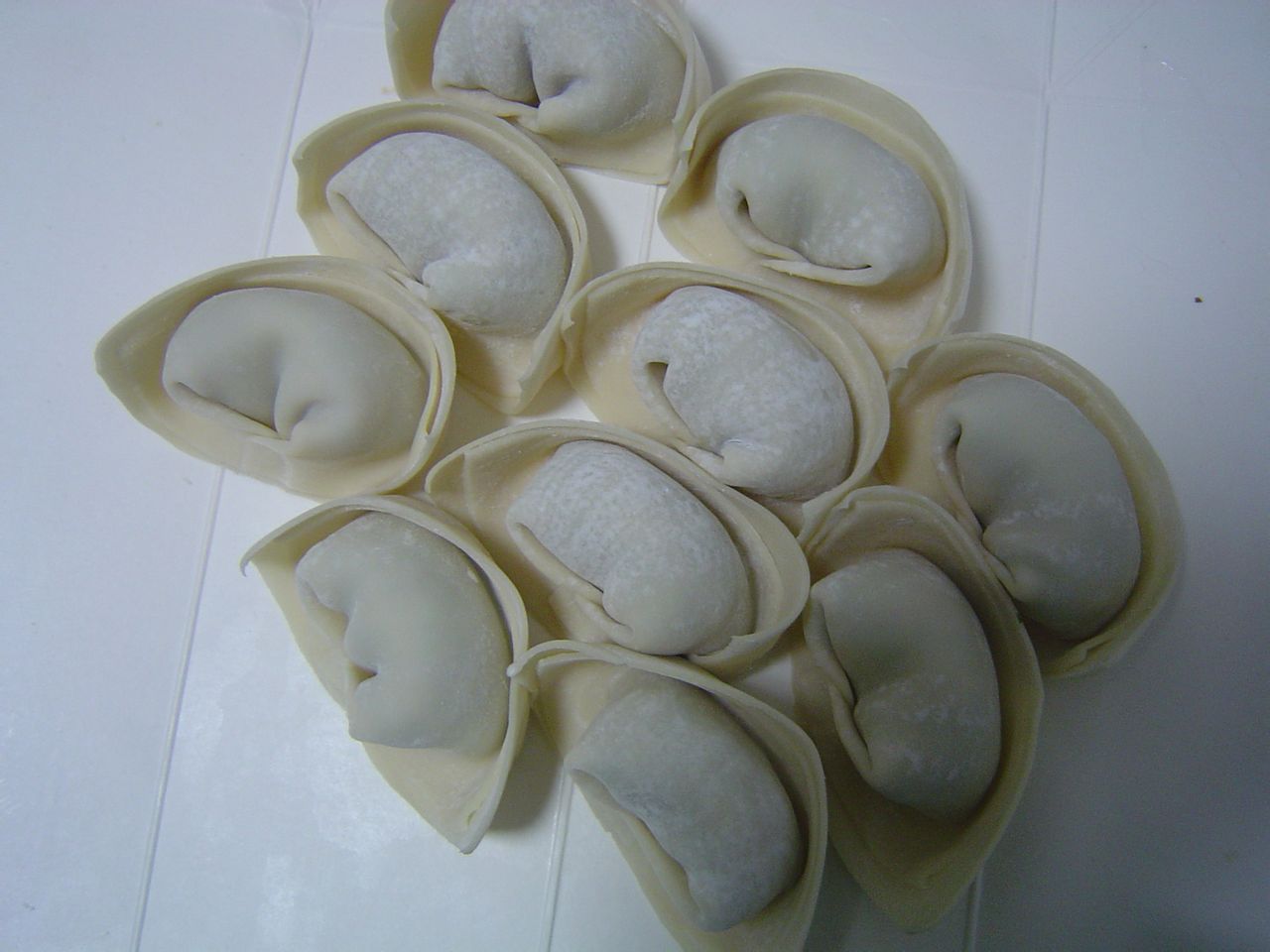  p>芹菜肉馄饨是一道简单的家常面点,制作原料主要有猪肉,芹菜,馄饨皮