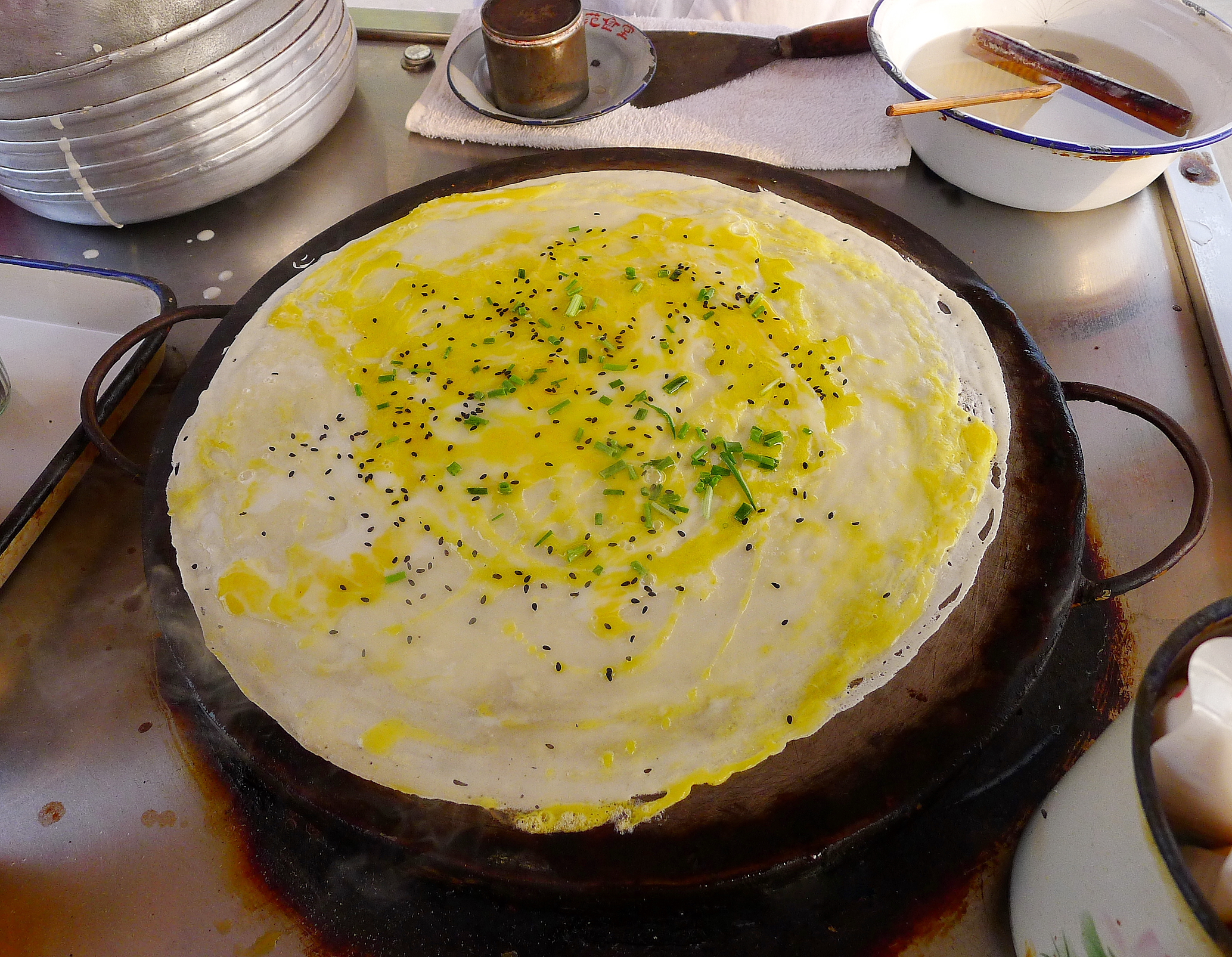  p>鸡蛋饼是由新鲜的鸡蛋,优质面粉,淀粉,食用盐,鸡精,葱,油,火腿肠等