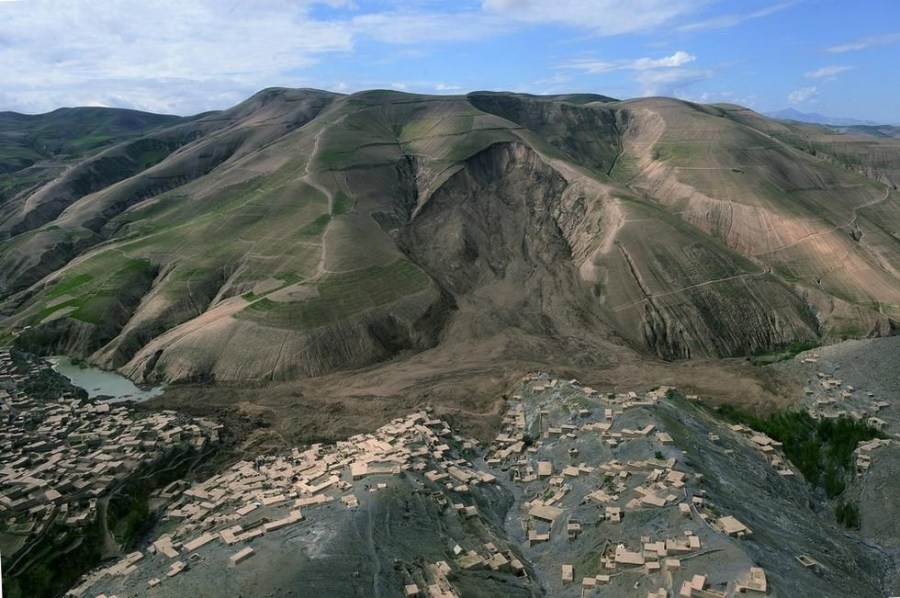  p>山崩滑坡(landslide)是岩石在重力作用下发生的坍塌现象,它经常
