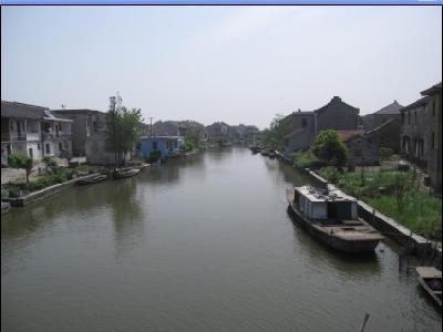 它位于丁栅镇西北首,北与上海市金泽镇相连,紧邻太浦河,丁莲公路靠东